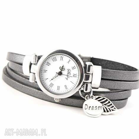 zegarek - bransoletka ze skórzanym srebrzystym paskiem i zawieszkami zegaek damski