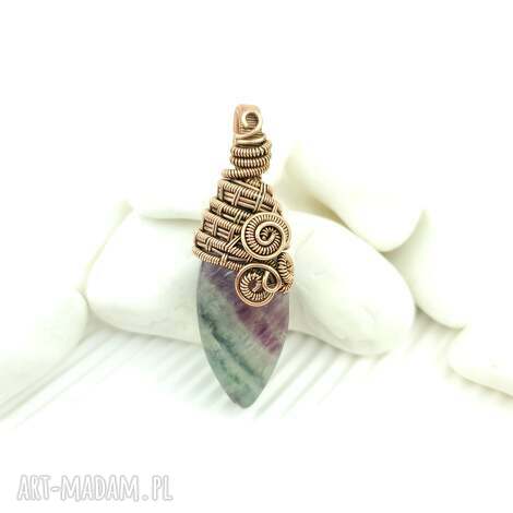Fluorytowy wisiorek wire wrapping z miedzią