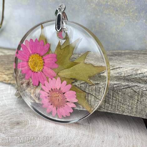 Rumianki na liściu klonu - naszyjnik z żywicy maxi handmade dla niej