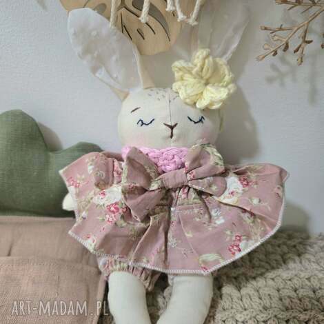 Króliczek w śpiworku - mały królik handmade 21 cm z marchewkowym śpiworkiem