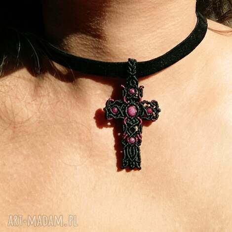 Czarny choker z naturalnym rubinem i krzyżykiem