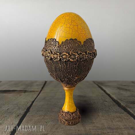Dekoracyjne jajko żółte 10 cm na smukłej nóżce - stylowa pisanka wielkanocna handmade