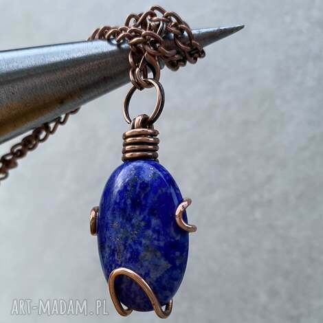 miedziany naszyjnik z kamieniem lapis lazuli, biżuteria autorska, miedziany wisiorek