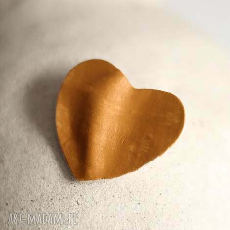 ulep to studio broszka pogniecione serce, ceramika serduszko, walentynki