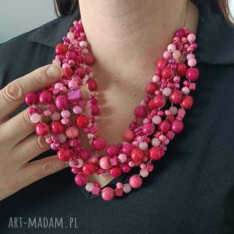 różowy naszyjnik z drobnych drewnianych koralików, różowe korale różowa