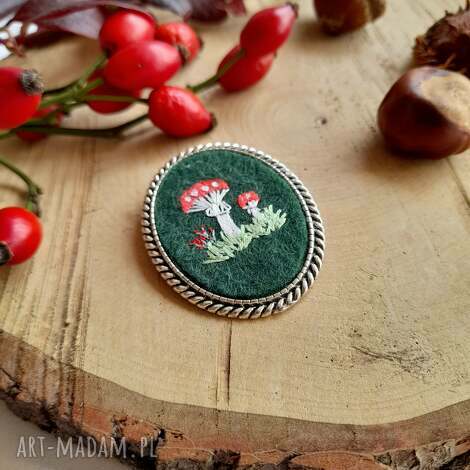 Broszka z haftem Muchomorki - ręcznie haftowana biżuteria handmade