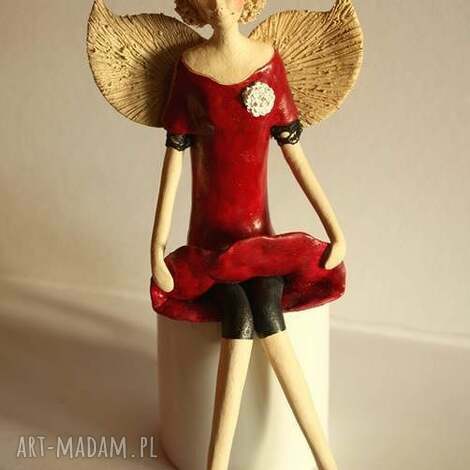 Anioł ceramiczny siedzący w spodenkach - 20 cm