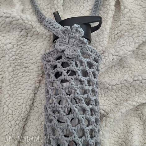 Szare nosidełko na butelkę - szydełkowe handmade z kwiatuszkiem