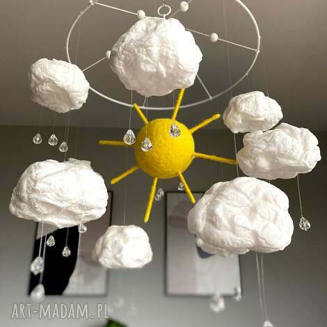 mobil niemowlęcy z motywem słońca i chmurek - karuzela nad