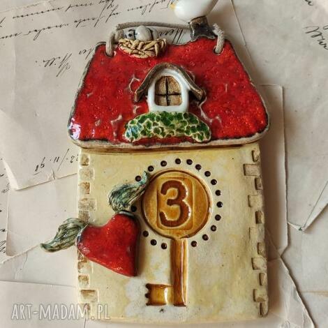 Kamienica z numerem domu na drzwi wejściowe - ceramika handmade na prezent
