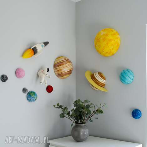 układ słoneczny 3d z planetami i rakietą - kosmiczna dekoracja do pokoju