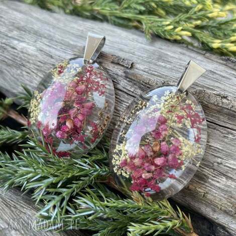 Owalny wisiorek botaniczny z wrzoścami i dziką marchwią w żywicy - handmade