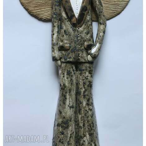 Anioł wiszący męski w garniturze - ceramika handmade 33 cm