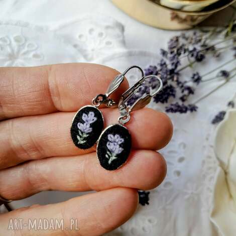 kolczyki lawenda ciemna mini z muszelką, haft płaski, kwiaty lata mamy