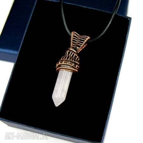 Wisiorek z różowym kwarcem - wire wrapping z oksydowanej miedzi na prezent