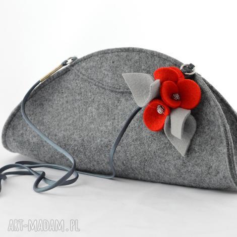 mała szara filcowa torebka kopertowka z czerwonymi bratkami, broszka, elegancka