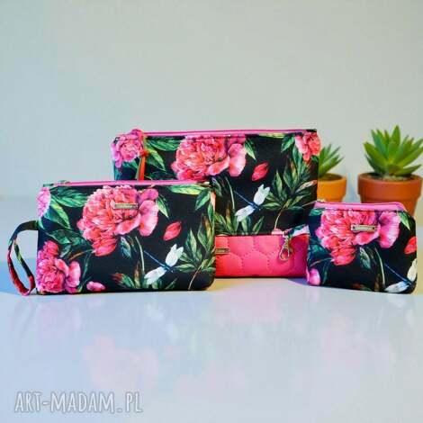 zestaw kosmetyczka i saszetki