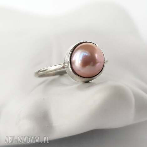 angel srebrny pierścionek z perłą, metaloplastyka srebro minimalistyczny