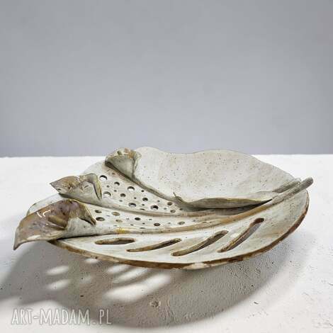 Ceramiczna patera z motywem kwiatowym - ręcznie robiona z kintsugi