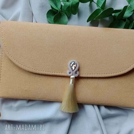 Kopertówka do ręki łososiowy morelowy z haftem soutache i chwostem