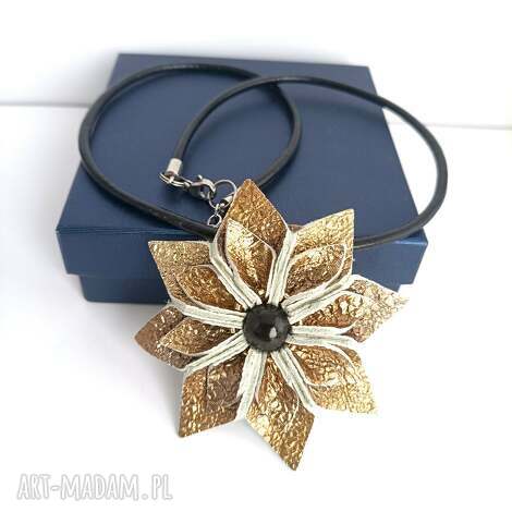 Naszyjnik z naturalnej skóry złoty kwiat na rzemieniu - boho handmade