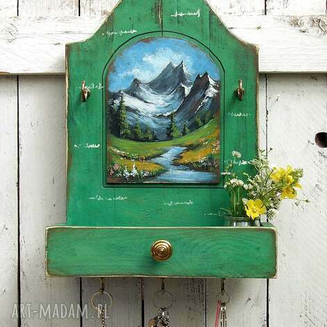 wieszak z półeczką i malowanym pejzażem - lato w górach malowane na drewnie