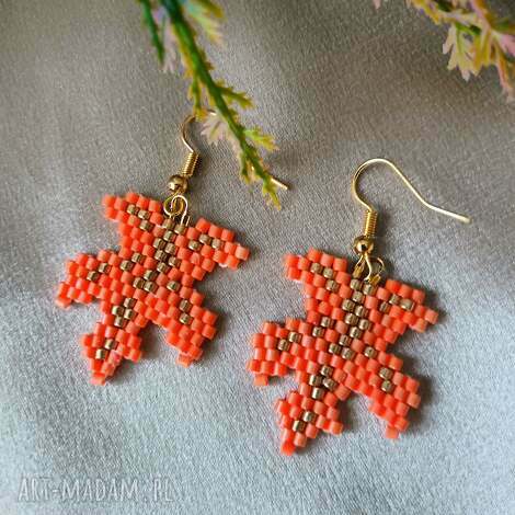 Kolczyki z koralików liście klonu - jesienna biżuteria handmade