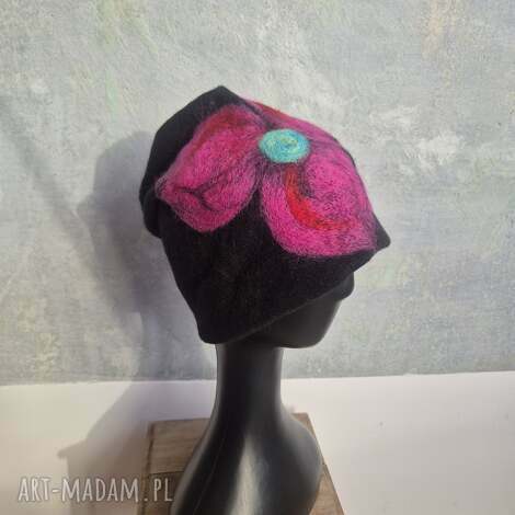 czapka wełniana filcowana zimowa czarna handmade w kwiaty na podszewce - - rozmiar