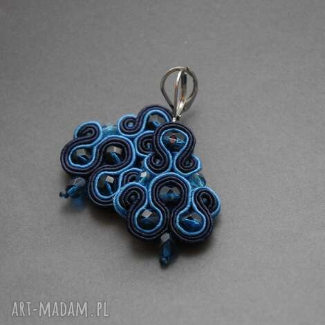 Granatowe kolczyki sutasz z koralikami - delikatne i eleganckie wiszące handmade