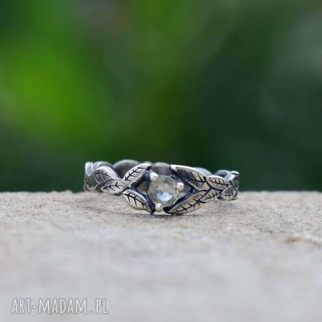 pierścionek z listkami i jasnozielonym szafirem r 15, zielony kamień, obrączka