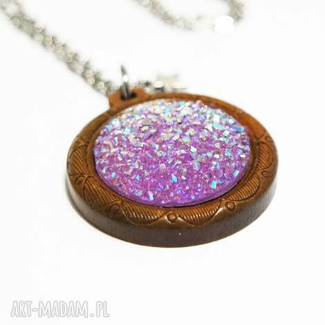 Drewniany naszyjnik Druzy jasny fiolet - wisiorek handmade