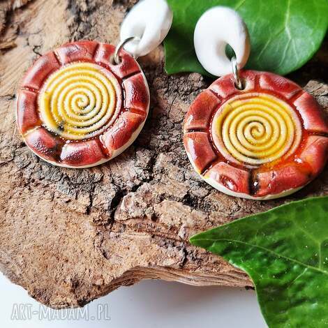 Kolczyki ceramiczne „Solarna Spirala” - czerwone ze spiralnym reliefem, handmade