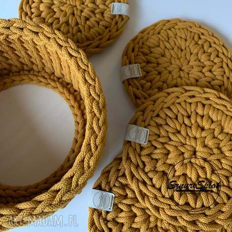 Komplet czterech podkładek ze sznurka z koszyczkiem szydełkowym 22x10 cm - rękodzieło na stół