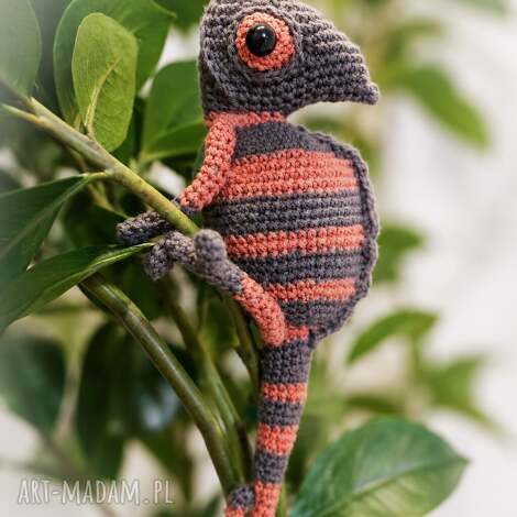 Kameleon amigurumi - ręcznie szydełkowana maskotka na prezent