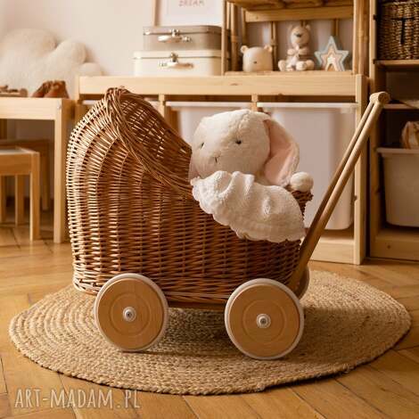 piękny wózek wiklinowy dla lalek pchacz w kolorze naturalnym, pokój