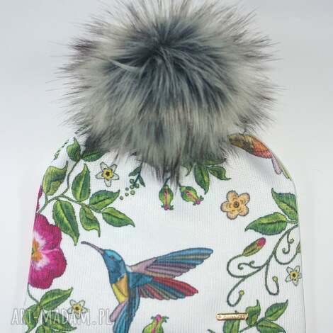 Czapka beanie damska z pomponem z ekofutra jenota - kolibry (nadruk)