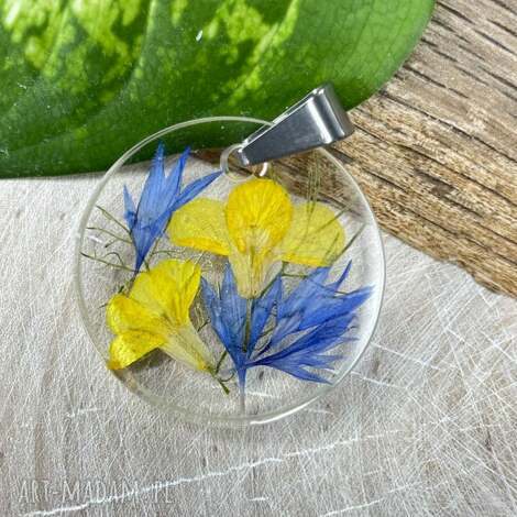 Okrągły wisiorek z polnymi kwiatami w żywicy - chabry i rzepak | unikat Herbarium Jewelry