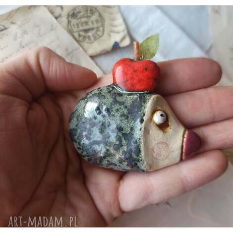 jeżyk z jabłkiem broszka, ceramika, jeż, jabłko