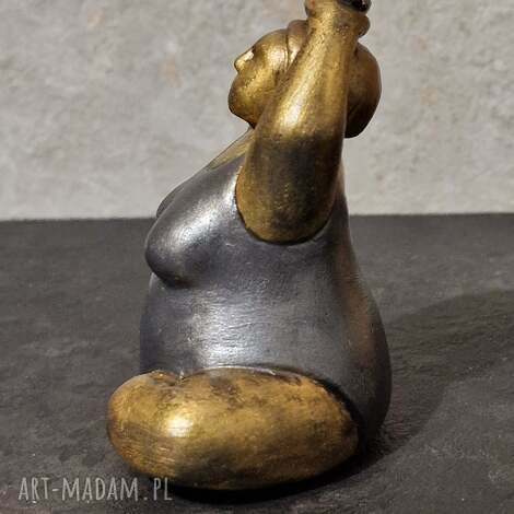 Czas relaksu z Mileną - rzeźba z gipsu kobieta czarno-złota, 8,8 cm