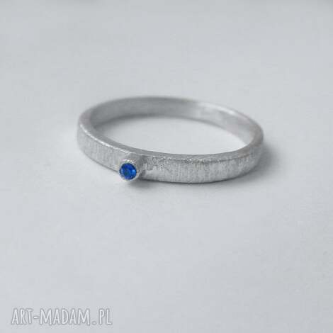 Okrąg pierścionek zmatowione srebro 925 i cyrkonia - delikatna elegancja dla kobiet