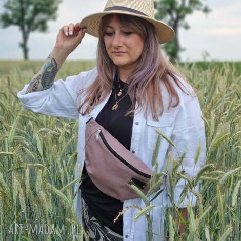 Pudrowy róż - gładka nerka handmade L, pojemna saszetka