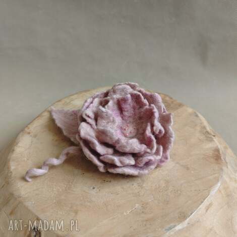 Peonia pastelowa - broszka filcowana z wełny merynosów (10 cm) - pudrowy róż