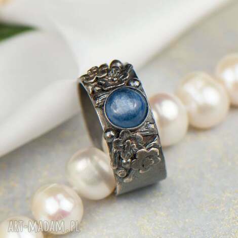 srebrna obrączka z okrągłym kianitem w kwiatach a948, z kianitem, z kyanitem