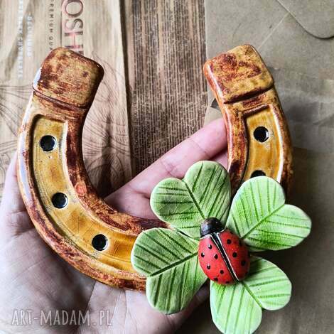 Podkowa na szczęście z koniczyną, koniem i biedronką - ceramika handmade