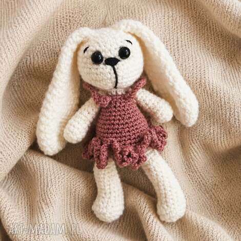 Ręcznie szydełkowany króliczek amigurumi w różowej sukience (ok. 15 cm) - prezent dla dziecka