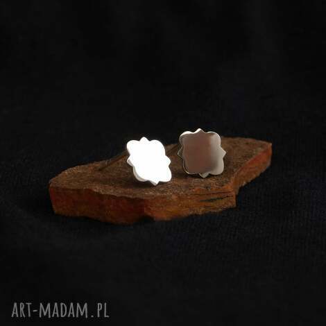 srebrne kolczyki geometryczne w kształcie czteroliścia, minimalistyczna