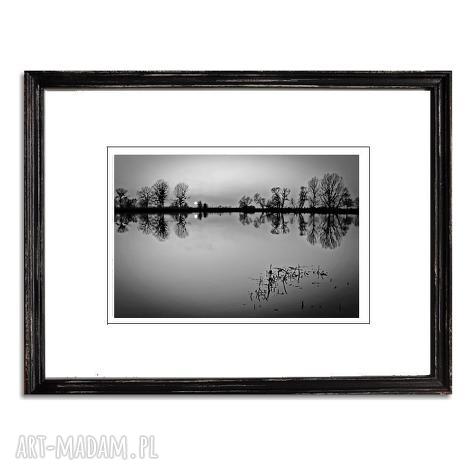 Cisza, czarno-biała fotografia autorska rzeka Nogat 21x30 cm