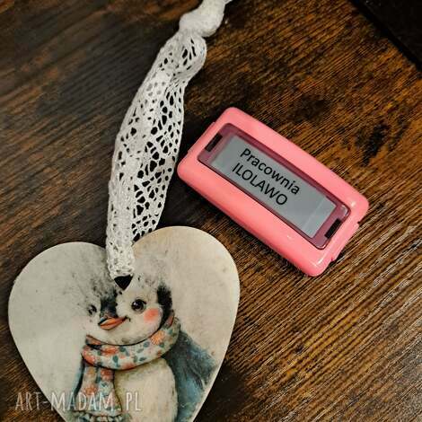 Dekoracyjne serduszko z pingwinkiem - zawieszka z drewna i decoupage do pokoiku maluszka (8 cm)