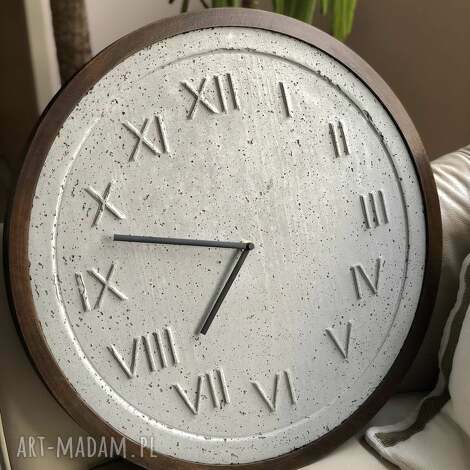 handmade zegar z betonu szary drewniana rama ciemny dąb oryginalny unikatowy