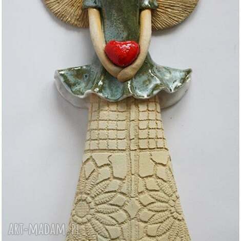 Anioł wiszący z sercem - ceramika handmade do powieszenia (ok. 33 cm)